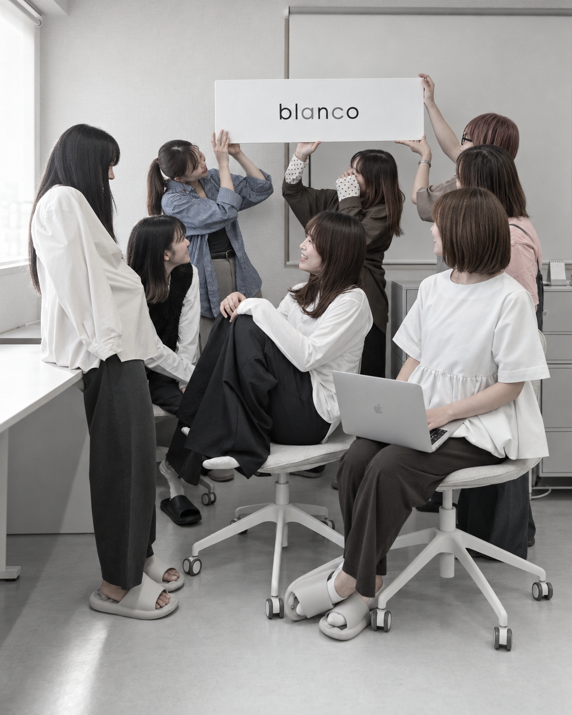 blancoの看板を囲むスタッフたち